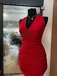 kırmızı boyundan bağlamalı elbise