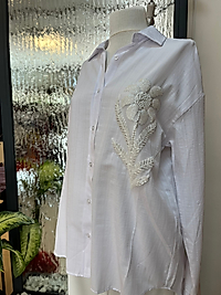 Yakası Boncuk detaylı gömlek