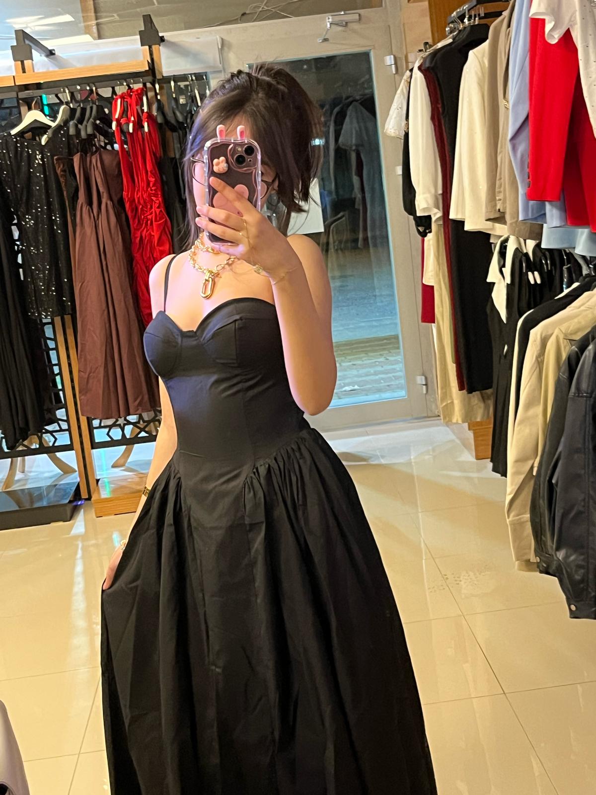 siyah ip askılı elbise