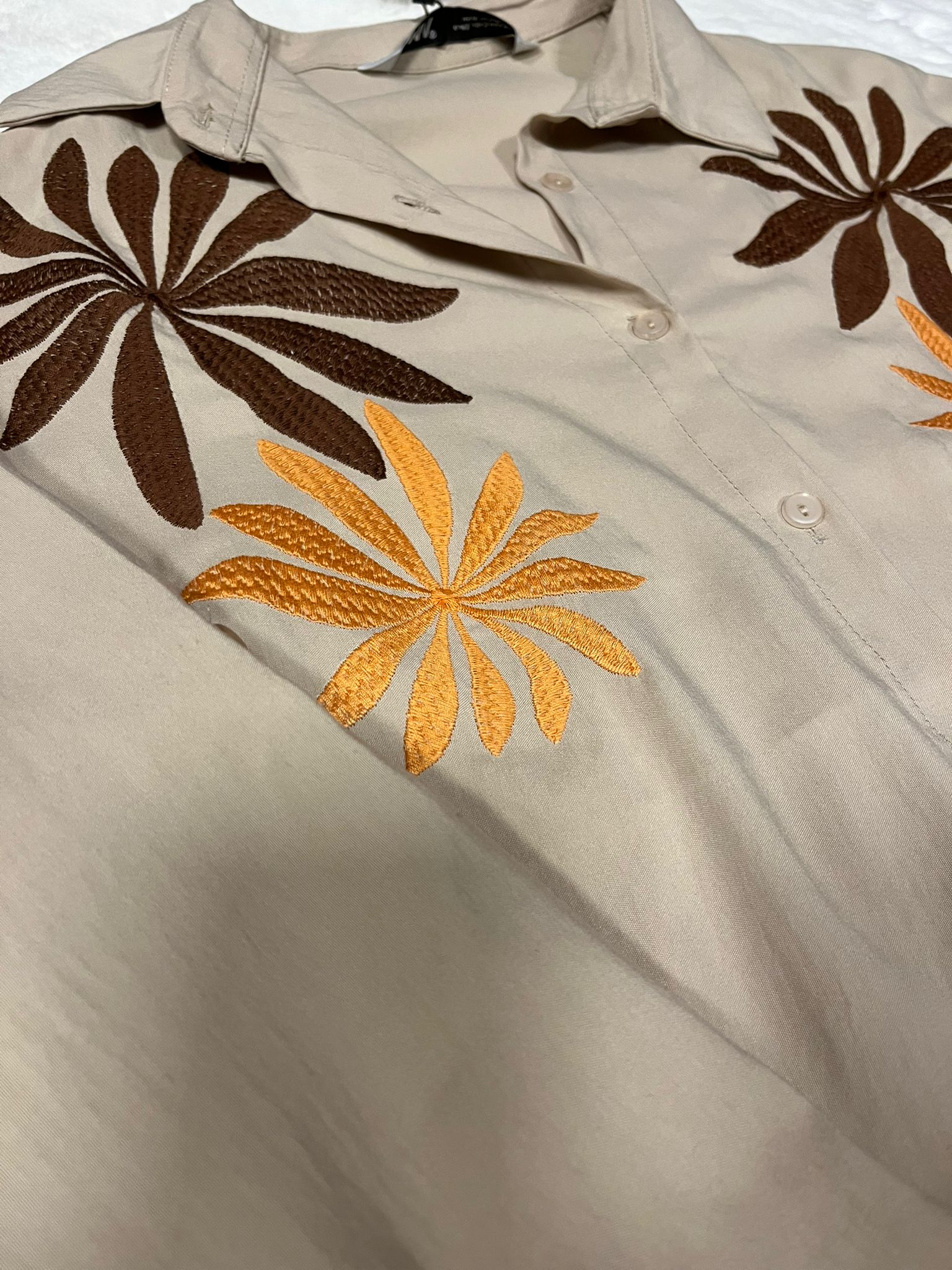 Yakası İşlemeli Gömlek