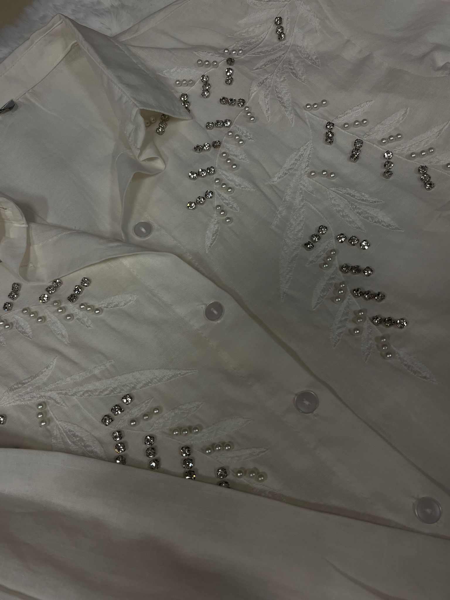 Yakası İşlemeli gömlek