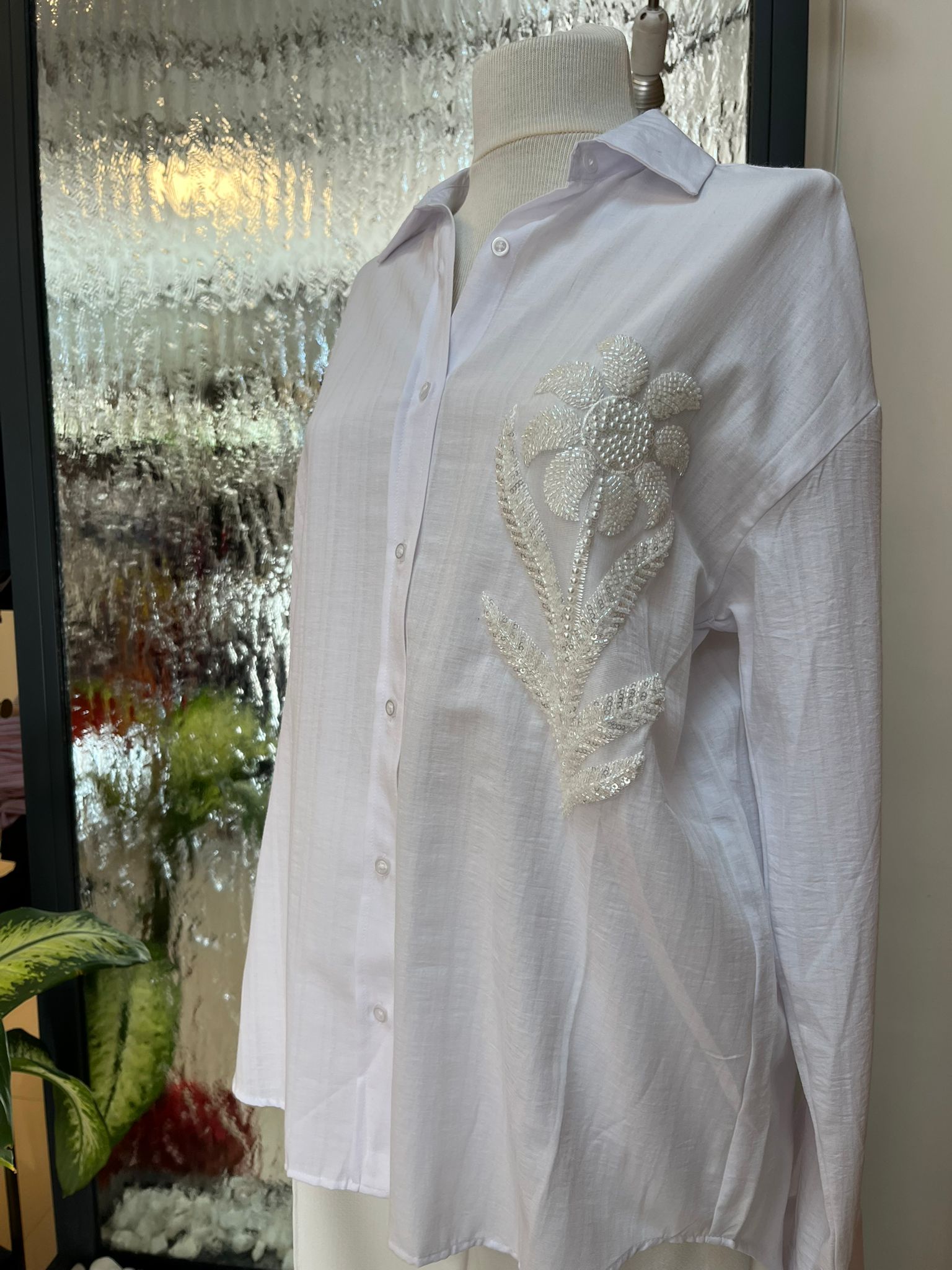 Yakası Boncuk detaylı gömlek