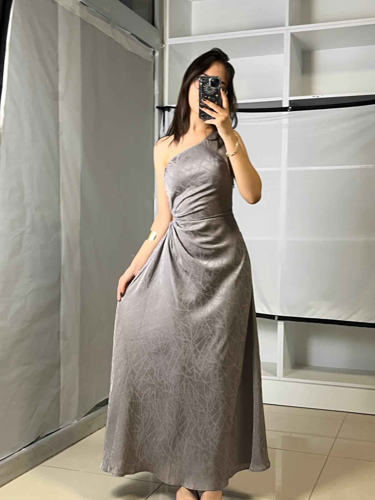 Tek omuz pencere detaylı elbise