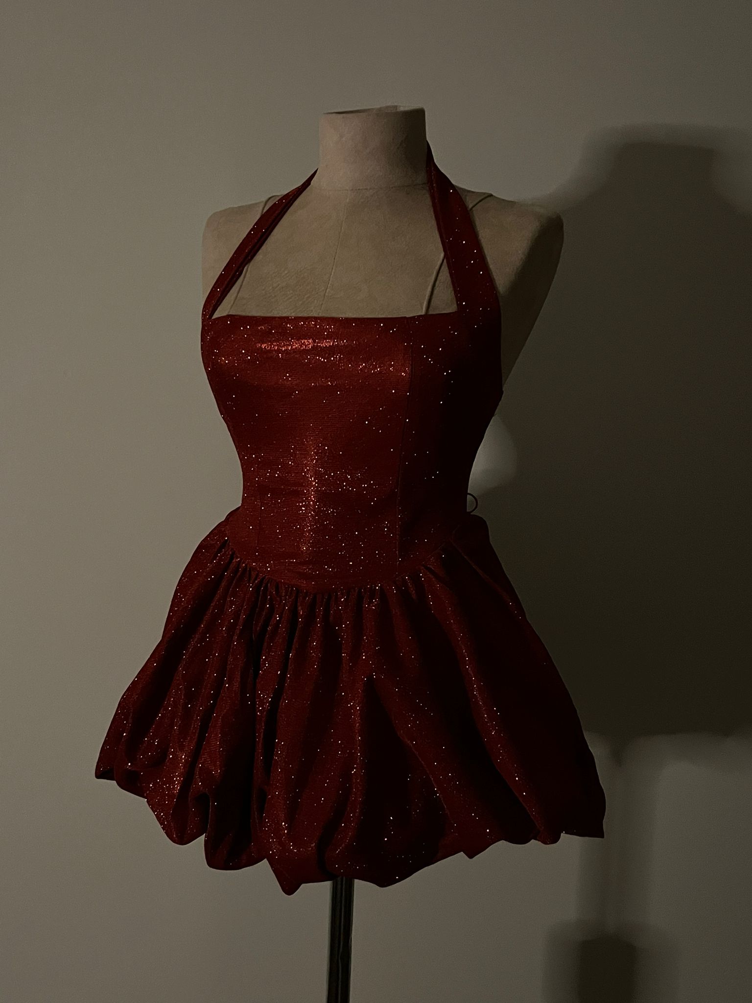 Simli halter kırmızı elbise